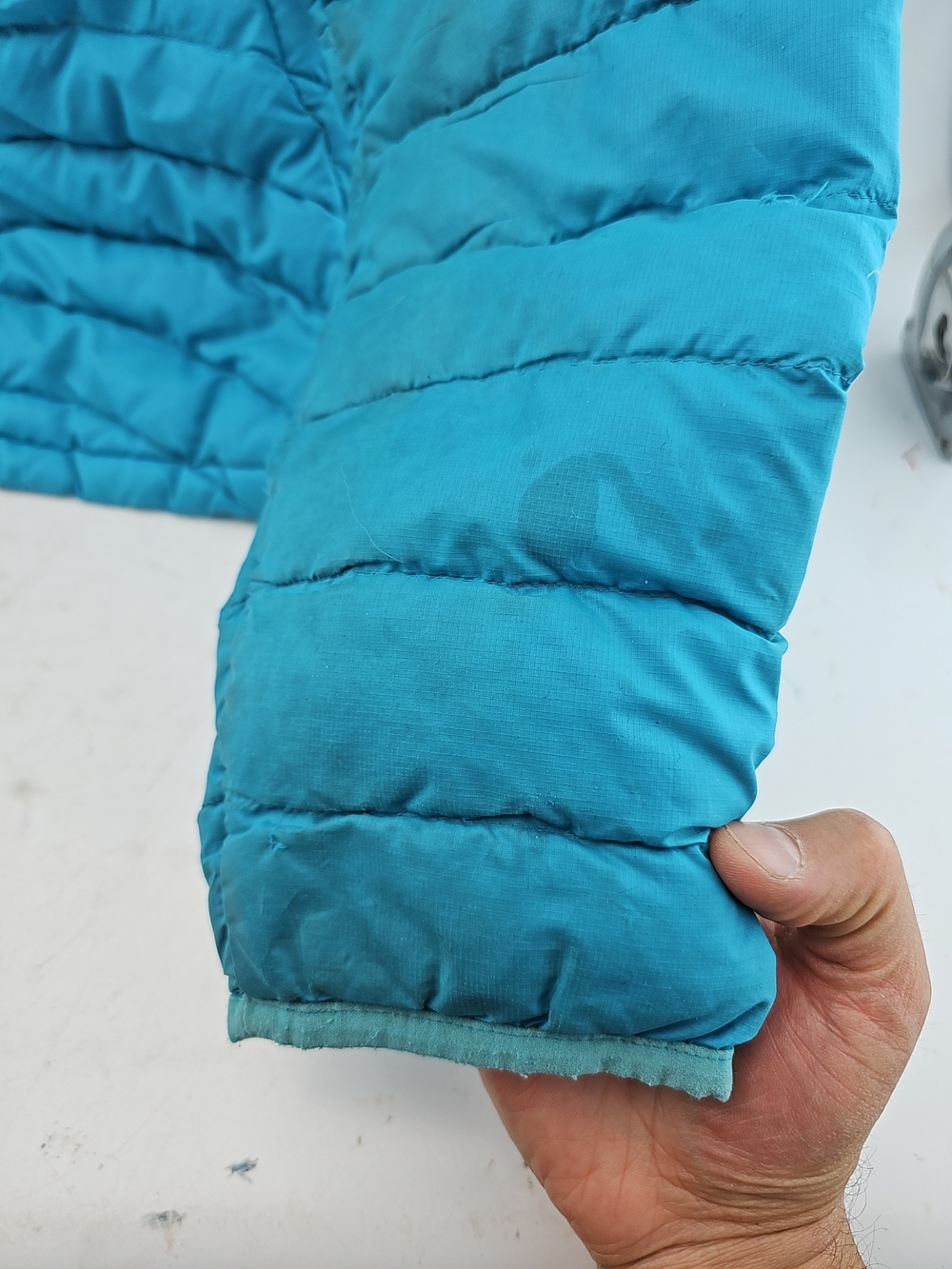 Patagonia Women's Turquoise Blue Puffer Jacket with Hood Stained - Picture 9 of 10